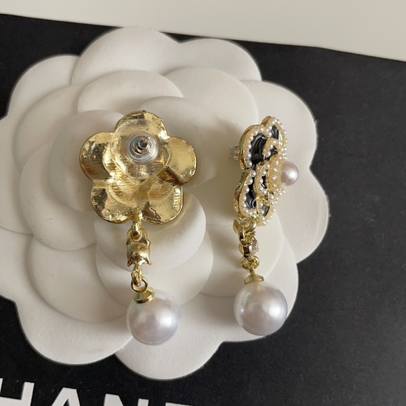 Earrings Camellia Flower with Pearl Drop black and gold - Picture 4 of 5